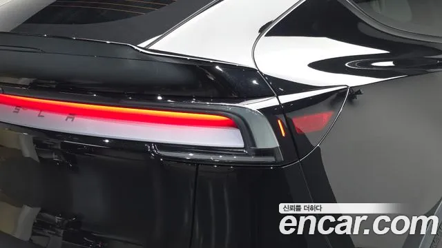 Tesla Model Y — Фото автомобиля 8