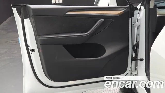 Tesla Model Y — Фото автомобиля 13