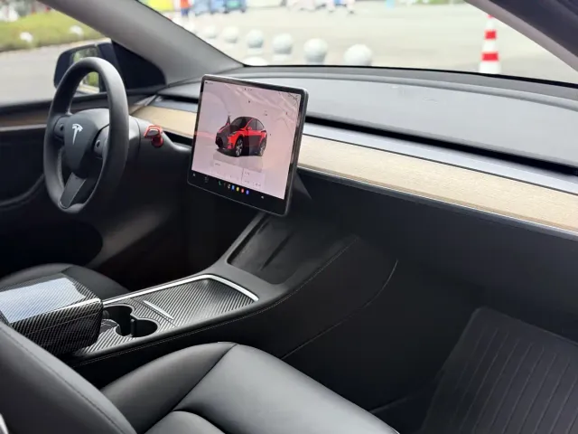 Tesla Model Y — Фото автомобиля 11