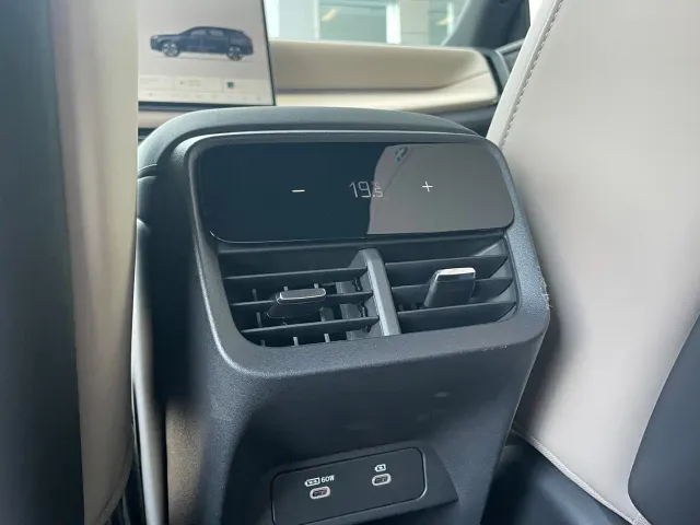 Volvo XC70 Plug-in Hybrid — Фото автомобиля 14