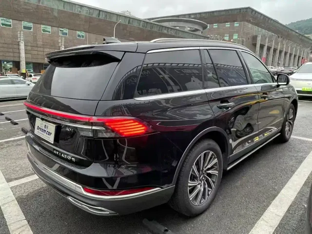 Lincoln Aviator — Фото автомобиля 9