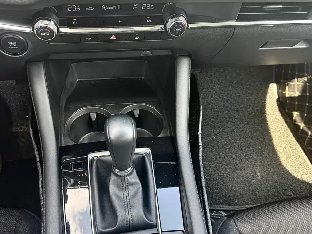 Mazda Axela — Фото автомобиля 10