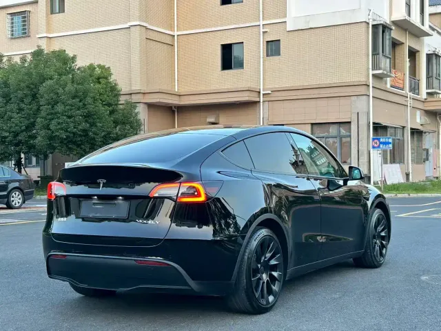 Tesla Model Y — Фото автомобиля 6