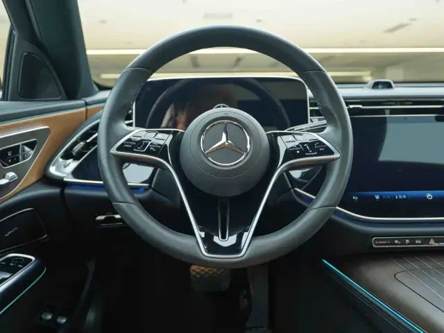 Mercedes-Benz E-Class — Фото автомобиля 16