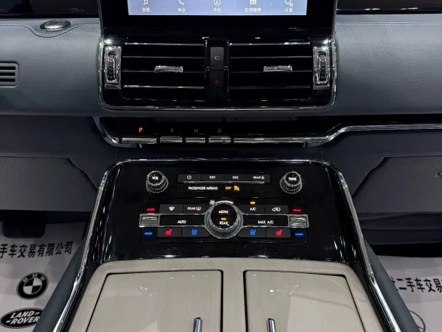 Lincoln Navigator — Фото автомобиля 7