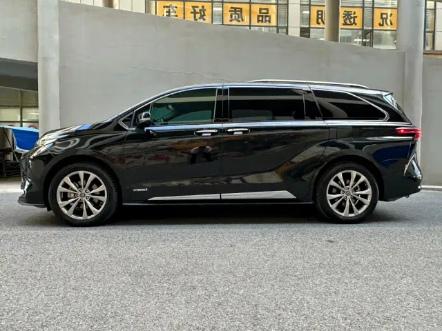 Toyota Sienna — Фото автомобиля 3