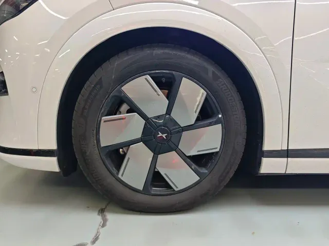 Xpeng X9 — Фото автомобиля 5