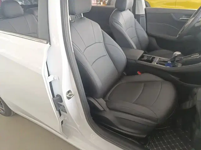 Roewe i5 — Фото автомобиля 24