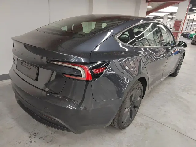 Tesla Model 3 — Фото автомобиля 15