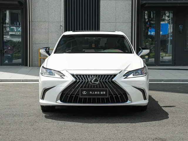 Lexus ES — Фото автомобиля 2