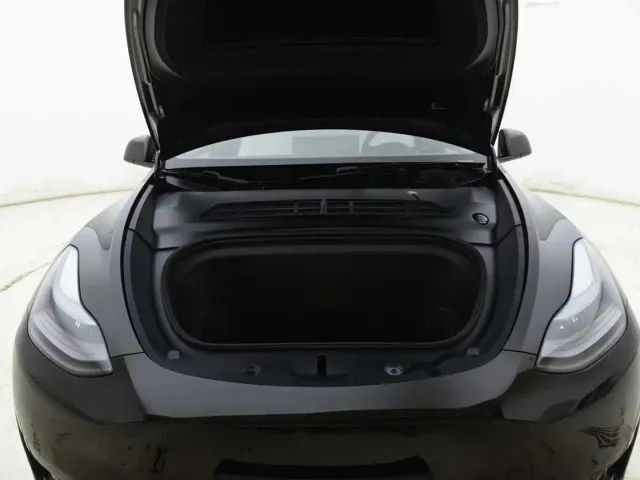 Tesla Model Y — Фото автомобиля 11