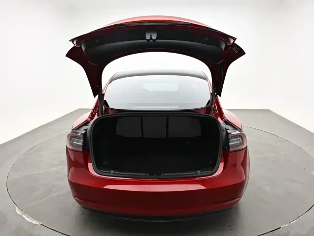 Tesla Model 3 — Фото автомобиля 8