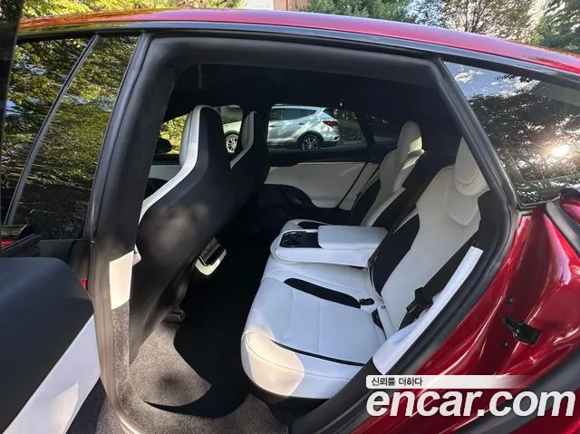 Tesla Model S — Фото автомобиля 11