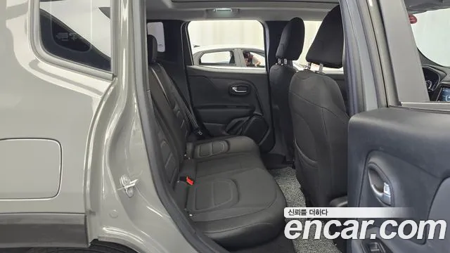 Jeep Renegade — Фото автомобиля 10
