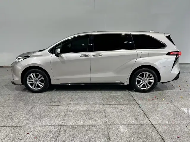 Toyota Sienna — Фото автомобиля 2