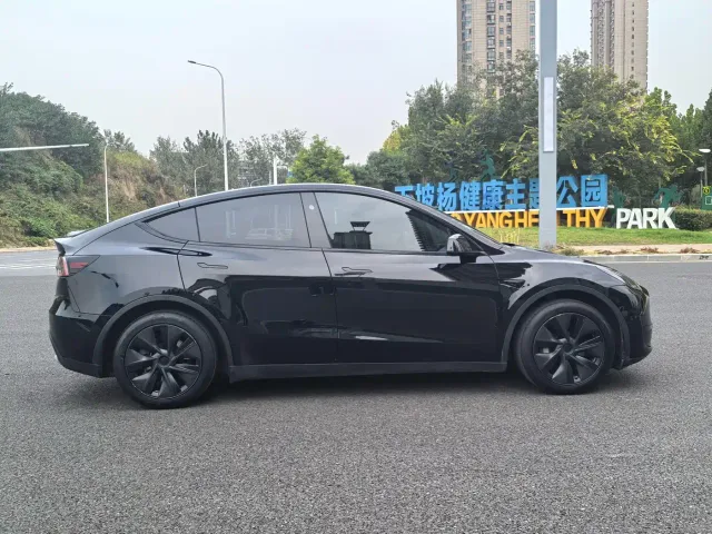 Tesla Model Y — Фото автомобиля 25