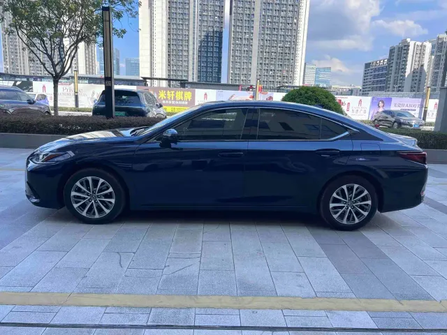 Lexus ES — Фото автомобиля 3