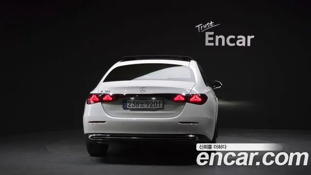 Mercedes-Benz E-Class — Фото автомобиля 3