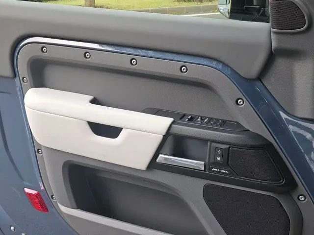 Land Rover Defender — Фото автомобиля 16