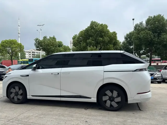 Xpeng X9 — Фото автомобиля 8