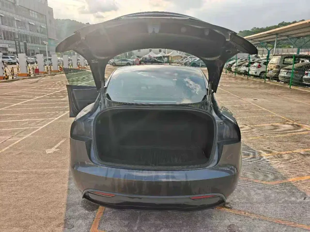 Tesla Model 3 — Фото автомобиля 14