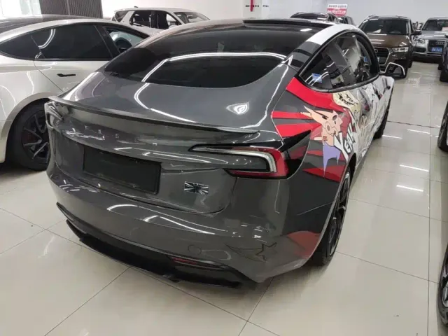 Tesla Model 3 — Фото автомобиля 6