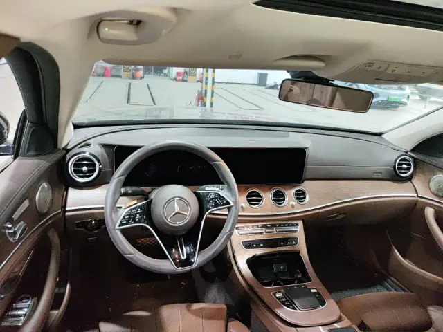 Mercedes-Benz E-Class — Фото автомобиля 2