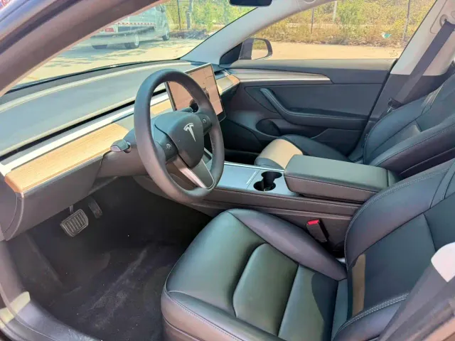 Tesla Model 3 — Фото автомобиля 4