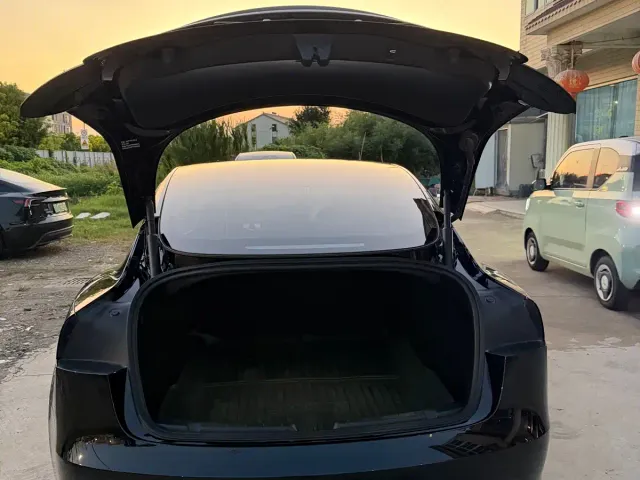 Tesla Model 3 — Фото автомобиля 9
