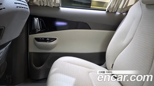 Kia Carnival Generation 4 — Фото автомобиля 25