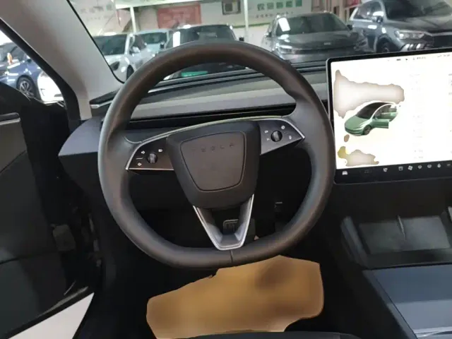 Tesla Model 3 — Фото автомобиля 10