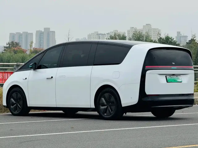 Li Auto MEGA — Фото автомобиля 11