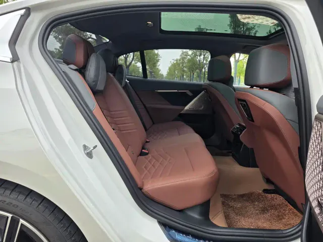 BMW 5 Series — Фото автомобиля 11