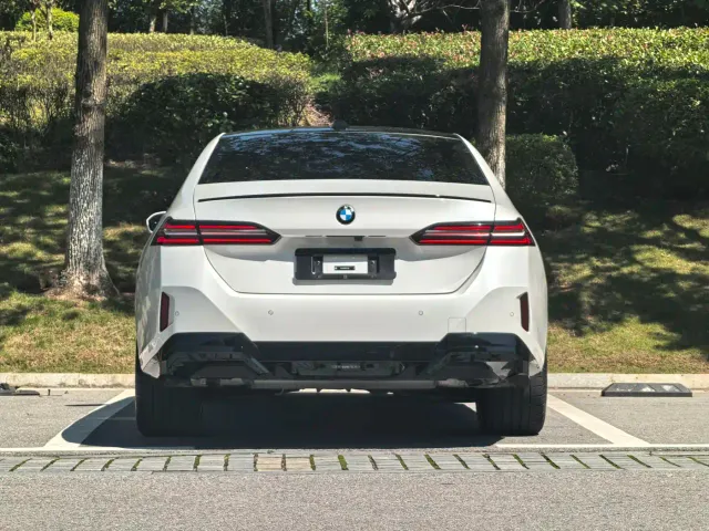 BMW 5 Series — Фото автомобиля 12