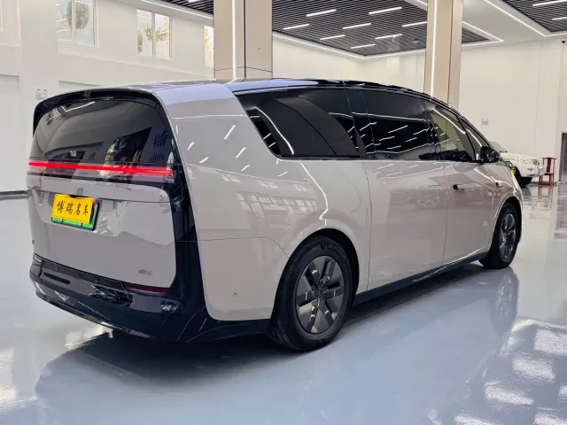 Li Auto MEGA — Фото автомобиля 16