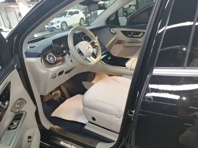 Mercedes-Benz EQE SUV — Фото автомобиля 14