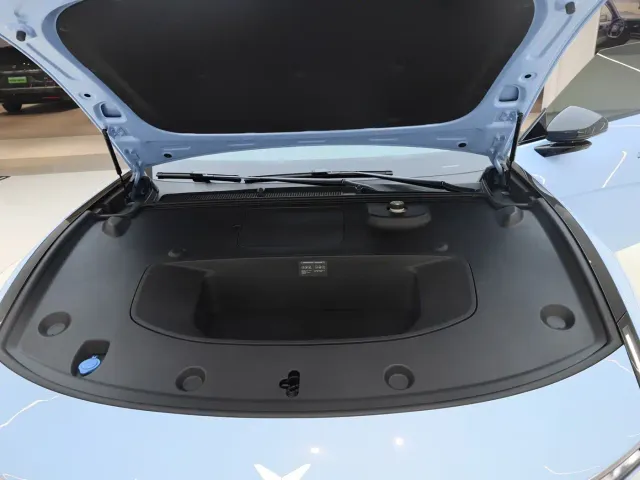 Xpeng P7 — Фото автомобиля 30