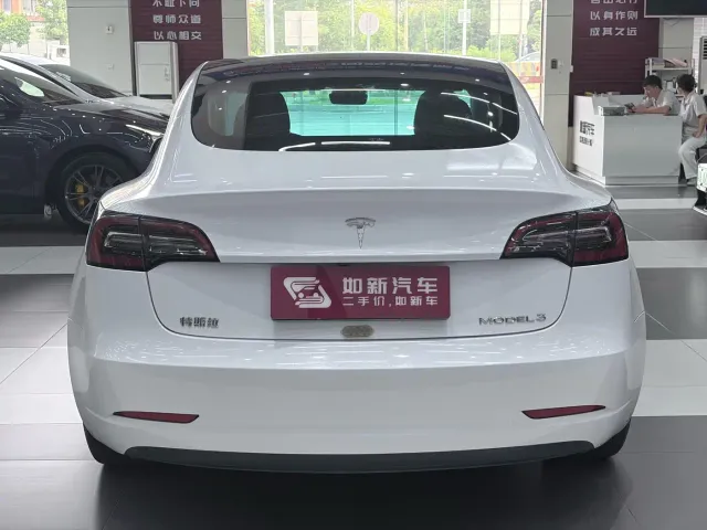 Tesla Model 3 — Фото автомобиля 7