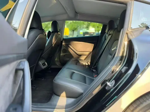 Tesla Model 3 — Фото автомобиля 6
