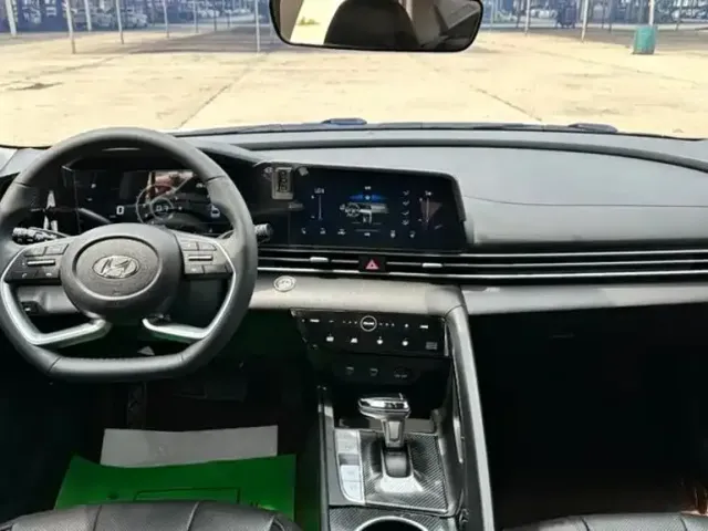 Hyundai Elantra 2022 1.5L CVT LUX Premium Edition — Фото автомобиля 18