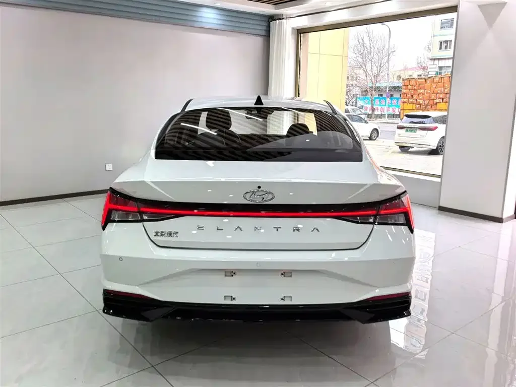 Hyundai Elantra 2022 1.5L CVT LUX Premium Edition — Фото автомобиля 5