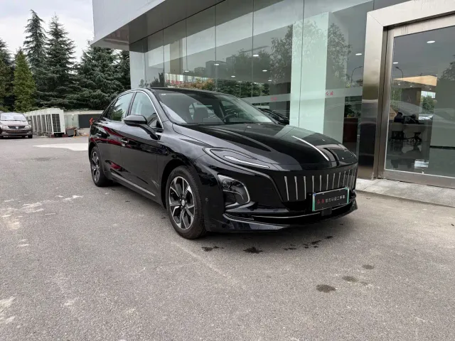 Hongqi E-QM5 — Фото автомобиля 3