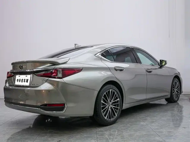 Lexus ES — Фото автомобиля 18