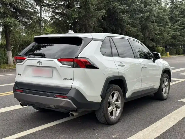 Toyota RAV4 — Фото автомобиля 9