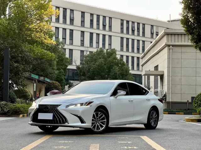 Фотография автомобиля — Lexus ES