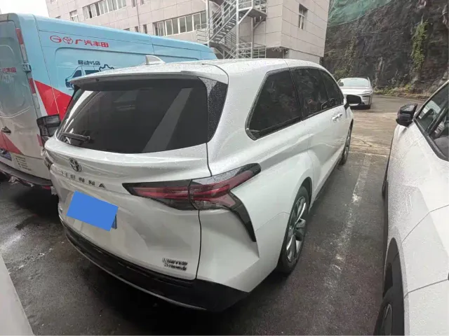 Toyota Sienna — Фото автомобиля 2