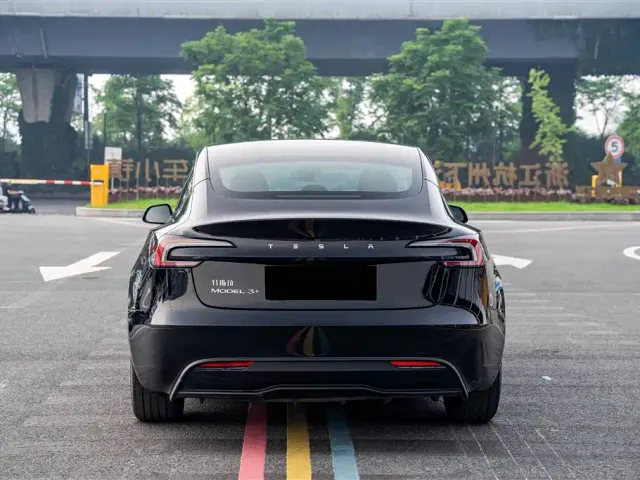 Tesla Model 3 — Фото автомобиля 7