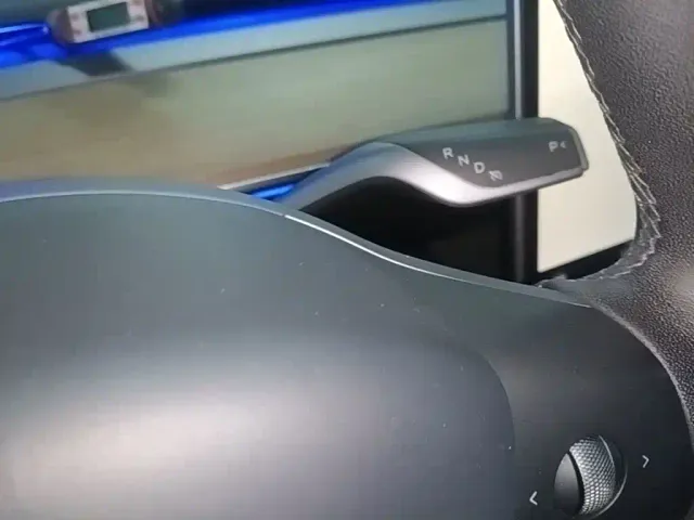 Tesla Model Y — Фото автомобиля 13