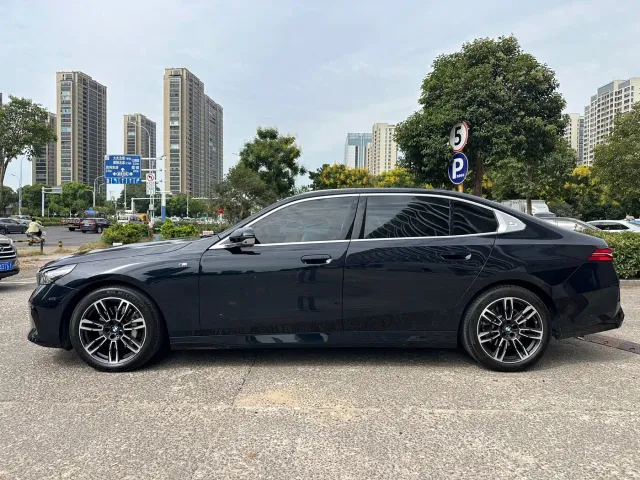 BMW 5 Series — Фото автомобиля 3