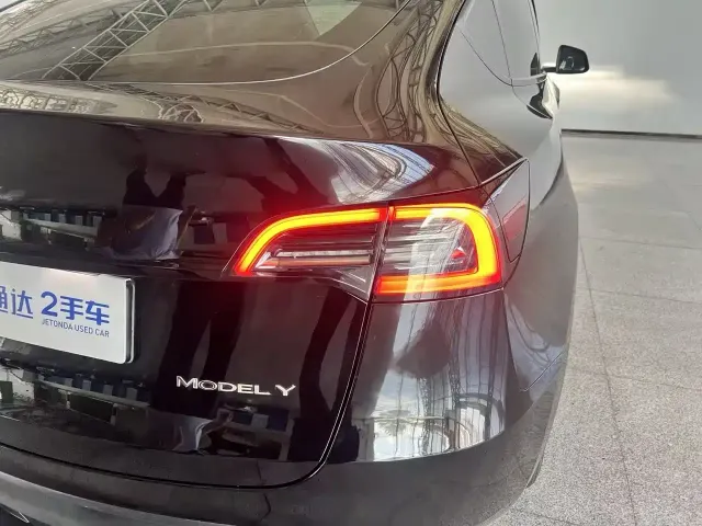 Tesla Model Y — Фото автомобиля 24